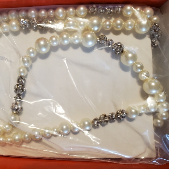 Carriage Ride Necklace 30" resin Pearls with accented glass stones. - Picture 13 of 15